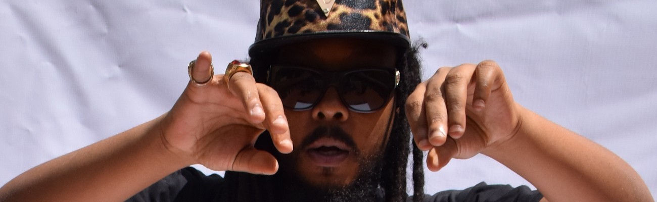 don-dada-hands-up-fingers-pointing-down